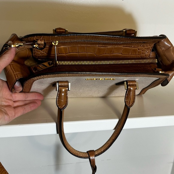 Michael Kors medium structured hand bag. - Picture 2 of 5